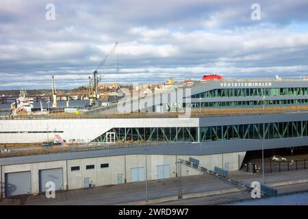 Stockholm, Värtahamnen, Suède- 10MAR2024- terminal de croisière de Värtahamnen ou Värtaterminalen vu du bateau de croisière. Banque D'Images