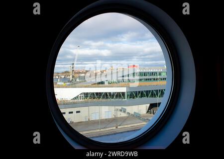 Stockholm, Värtahamnen, Suède- 10MAR2024- terminal de croisière de Värtahamnen ou Värtaterminalen vu du bateau de croisière. Banque D'Images