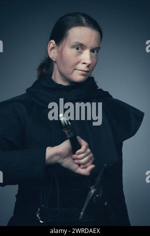 Femme armée d'infanterie médiévale vêtue de gambeson classique Banque D'Images