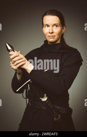 Femme armée d'infanterie médiévale vêtue de gambeson classique Banque D'Images