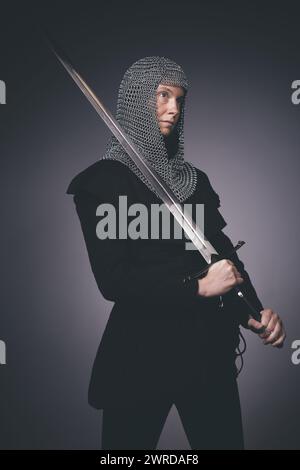 Femme armée d'infanterie médiévale vêtue d'armures de chaîne Banque D'Images