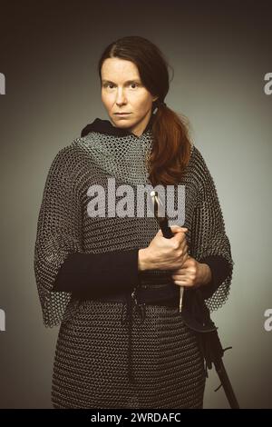 Femme armée d'infanterie médiévale vêtue d'armures de chaîne Banque D'Images