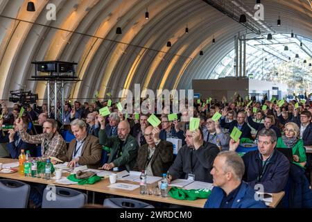 12 mars 2024, Brandebourg, Krausnick-Groß Wasserburg : les participants à la Journée nationale des agriculteurs de l'Association nationale des agriculteurs du Brandebourg sont assis dans la salle de l'événement. Le nouveau comité exécutif est élu ici aujourd'hui et la viabilité future de la profession agricole est discutée avec les représentants de toutes les factions du parti au parlement de l'État de Brandebourg. Photo : Frank Hammerschmidt/dpa Banque D'Images