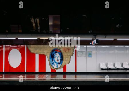 Marseille, France - 2 décembre 2023 : station de métro à Marseille. Décoration murale en mosaïque colorée à la station Desiree Clary. Mode de transport souterrain Banque D'Images