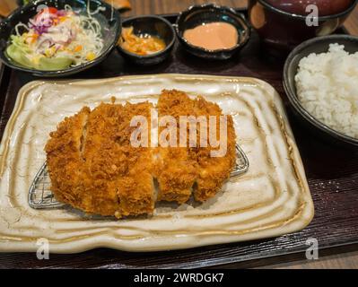 Côtelette de porc frite avec garniture au fromage, cuisine japonaise Banque D'Images