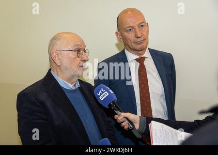 Gand, Belgique. 12 mars 2024. L'ancien avocat Henri Heymans et son avocat Toon Deschepper photographiés lors de la séance de verdict dans l'affaire judiciaire contre l'ancien député Van Langenhove et certains de ses collègues du mouvement de jeunesse d'extrême droite flamande 'Schild en Vrienden', accusés de racisme et de sexisme, devant le tribunal correctionnel de Gand, mardi 12 mars 2024. BELGA PHOTO JAMES ARTHUR GEKIERE crédit : Belga News Agency/Alamy Live News Banque D'Images