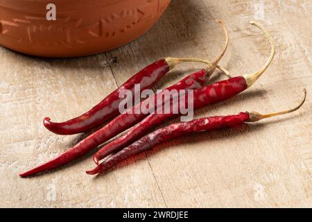 Poivrons mexicains chili de Arbol crus séchés sur fond en bois gros plan Banque D'Images