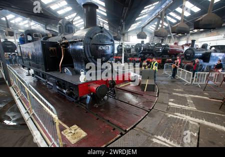 25/09/15 Loco 47406 Jinty sur la platine. Les trains à vapeur utilisent la plaque tournante dans la seule ronde opérationnelle restante de Grande-Bretagne à Barrow Hill. Le Banque D'Images