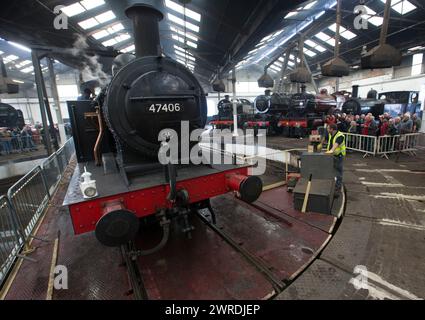 25/09/15 Loco 47406 Jinty sur la platine. Les trains à vapeur utilisent la plaque tournante dans la seule ronde opérationnelle restante de Grande-Bretagne à Barrow Hill. Le Banque D'Images