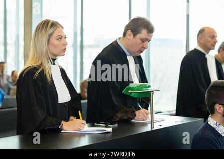 Gand, Belgique. 12 mars 2024. L'avocat Kato Van Espen et un avocat non identifié photographiés lors de la séance de verdict dans l'affaire judiciaire contre l'ancien député Van Langenhove et certains de ses collègues du mouvement de jeunesse d'extrême droite flamande 'Schild en Vrienden', accusés de racisme et de sexisme, devant le tribunal correctionnel de Gand, mardi 12 mars 2024. BELGA PHOTO JAMES ARTHUR GEKIERE crédit : Belga News Agency/Alamy Live News Banque D'Images