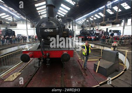 25/09/15 Loco 47406 Jinty sur la platine. Les trains à vapeur utilisent la plaque tournante dans la seule ronde opérationnelle restante de Grande-Bretagne à Barrow Hill. Le Banque D'Images