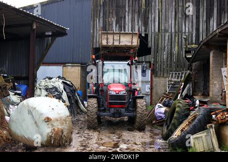 Vieux tracteurs photographiés sur des terres agricoles sur l'île de Wight dans le Hampshire, Royaume-Uni. Banque D'Images