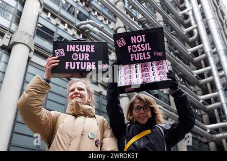 28 février 2024. Lloyds of London Insurance Building, City of London». Assurez-vous que les manifestants de notre avenir entourent Lloyds de Londres en exigeant qu’ils prennent des mesures immédiates pour ralentir la crise climatique et soutenir la transition urgente des combustibles fossiles dangereux vers l’énergie propre. L’occupation fait partie d’une semaine mondiale d’action organisée par le réseau Insure Our future, du 26 février au 3 mars. Des groupes de base et des militants du monde entier se réunissent pour exiger des actions, avec des événements qui ont lieu au Royaume-Uni, aux États-Unis, au Japon, en Corée du Sud, en Ouganda, RDC, Suisse, France, Pérou, Colombie Banque D'Images