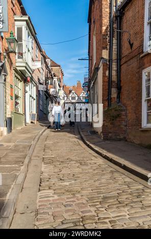 Quatre jeunes femmes descendant Steep Hill, Lincoln City, Lincolnshire, Angleterre, Royaume-Uni Banque D'Images