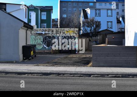 Photographie de Street art également connu sous le nom de graffiti à Reykjavik, Islande. Banque D'Images