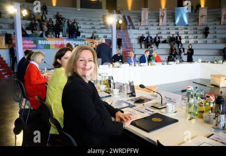 Berlin, Allemagne. 12 mars 2024. Nancy Faeser (SPD), ministre fédérale de l'intérieur et des Affaires intérieures, assiste au deuxième Sommet sur l'activité physique dans le Parc olympique de Berlin. L'événement, organisé par le Ministère fédéral de l'intérieur et des affaires intérieures et le Ministère fédéral de la santé, se concentre sur la question de savoir comment promouvoir le sport et l'exercice physique et améliorer les conditions-cadres politiques et sociales. Crédit : Bernd von Jutrczenka/dpa/Alamy Live News Banque D'Images