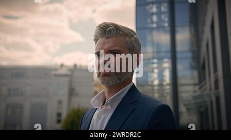 Portrait en plein air Caucasien âgé homme senior gestionnaire d'entreprise mature employeur d'âge moyen vieil homme d'affaires sérieux pensif confiant réussi Banque D'Images