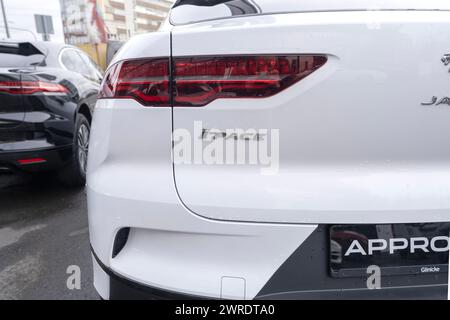 Blanche élégante voiture électrique moderne Jaguar I-Pace, marque transnationale constructeur automobile Jaguar Land Rover, transport durable, Indian Tat Banque D'Images