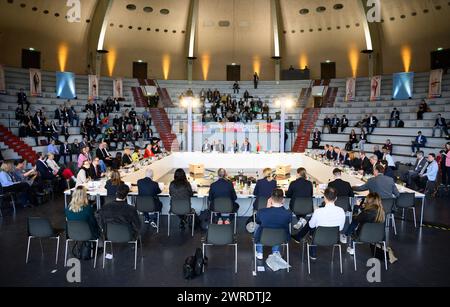 Berlin, Allemagne. 12 mars 2024. Des participants du gouvernement fédéral, des états fédéraux et des associations assistent au deuxième « Sommet de l'activité physique » dans la salle en forme de dôme du parc olympique de Berlin. L'événement, organisé par le Ministère fédéral de l'intérieur et des affaires intérieures et le Ministère fédéral de la santé, se concentre sur la question de savoir comment promouvoir le sport et l'exercice physique et améliorer les conditions-cadres politiques et sociales. Crédit : Bernd von Jutrczenka/dpa/Alamy Live News Banque D'Images