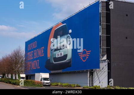 Emballage de construction sur l'usine Mini, Oxford annonçant la nouvelle génération 2024 Mini Cooper. NB : la photo a été prise à travers la clôture, pas sur Mini Land. Banque D'Images