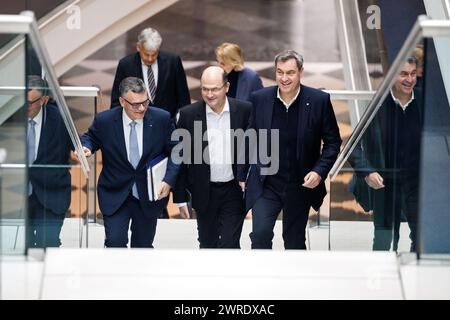 Munich, Allemagne. 12 mars 2024. Florian Herrmann (CSU), chef de la Chancellerie d'État bavaroise, Albert Füracker (CSU), ministre bavarois des Finances, et Markus Söder (CSU), président du parti et ministre-président de Bavière, arrivent à une réunion de cabinet à la Chancellerie d'État bavaroise. Crédit : Matthias Balk/dpa/Alamy Live News Banque D'Images