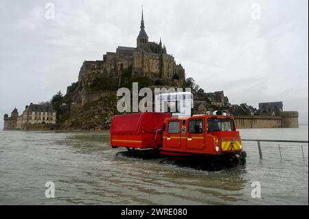 © PHOTOPQR/Ouest FRANCE/Martin ROCHE/Ouest-FRANCE ; Mont Saint Michel ; 12/03/2024 ; ce mardi 12 mars 2024 reportage au Mont - Saint - Michel/Mont-Saint-Michel ( Manche/Normandie ) qui est devenu une île grâce aux grandes marées ( le coefficient de marée est à 117 dans la baie du Mont Saint-Michel aujourd'hui ) ici les pompiers traversent l'eau devant le Mont Saint Michel ?photographe: Martin ROCHE 03/12/2024 le Mont-Saint-Michel (Manche/Normandie), qui est redevenu une île grâce aux marées hautes (la marée est de 117 dans la baie du Mont Saint-Michel aujourd'hui). Banque D'Images
