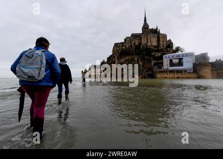 Mont Saint Michel, France. 12 mars 2024. © PHOTOPQR/Ouest FRANCE/Martin ROCHE/Ouest-FRANCE ; Mont Saint Michel ; 12/03/2024 ; ce mardi 12 mars 2024 reportage au Mont - Saint - Michel/Mont-Saint-Michel ( Manche/Normandie ) qui est devenu une île grâce aux grandes marées ( le coefficient de marée est à 117 dans la baie du Mont Saint-Michel aujourd'hui ) ?photographe: Martin ROCHE 03/12/2024 le Mont-Saint-Michel (Manche/Normandie), qui est redevenu une île grâce aux marées hautes (la marée est de 117 dans la baie du Mont Saint-Michel aujourd'hui). Crédit : MAXPPP/Alamy Live News Banque D'Images