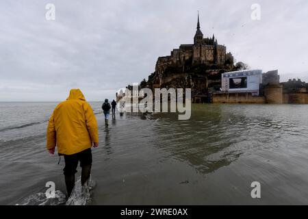 Mont Saint Michel, France. 12 mars 2024. © PHOTOPQR/Ouest FRANCE/Martin ROCHE/Ouest-FRANCE ; Mont Saint Michel ; 12/03/2024 ; ce mardi 12 mars 2024 reportage au Mont - Saint - Michel/Mont-Saint-Michel ( Manche/Normandie ) qui est devenu une île grâce aux grandes marées ( le coefficient de marée est à 117 dans la baie du Mont Saint-Michel aujourd'hui ) ?photographe: Martin ROCHE 03/12/2024 le Mont-Saint-Michel (Manche/Normandie), qui est redevenu une île grâce aux marées hautes (la marée est de 117 dans la baie du Mont Saint-Michel aujourd'hui). Crédit : MAXPPP/Alamy Live News Banque D'Images