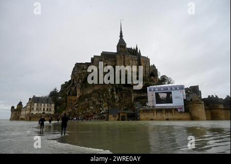 Mont Saint Michel, France. 12 mars 2024. © PHOTOPQR/Ouest FRANCE/Martin ROCHE/Ouest-FRANCE ; Mont Saint Michel ; 12/03/2024 ; ce mardi 12 mars 2024 reportage au Mont - Saint - Michel/Mont-Saint-Michel ( Manche/Normandie ) qui est devenu une île grâce aux grandes marées ( le coefficient de marée est à 117 dans la baie du Mont Saint-Michel aujourd'hui ) ?photographe: Martin ROCHE 03/12/2024 le Mont-Saint-Michel (Manche/Normandie), qui est redevenu une île grâce aux marées hautes (la marée est de 117 dans la baie du Mont Saint-Michel aujourd'hui). Crédit : MAXPPP/Alamy Live News Banque D'Images