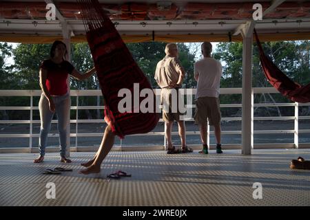 08/10/15 les passagers à bord du ferry Bruno utilisent des hamacs sur le pont pour le voyage de deux jours en Amazonie à Santarém sur l'Amazonie, Brésil. All Righ Banque D'Images