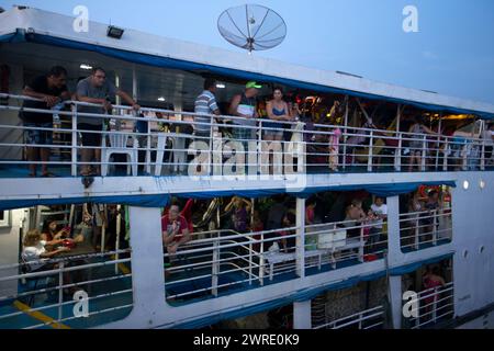 08/10/15 passagers à bord d'un ferry près de Santarém sur l'Amazonie, Brésil. Banque D'Images