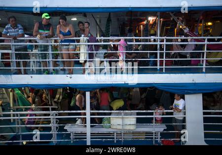 08/10/15 passagers à bord d'un ferry près de Santarém sur l'Amazonie, Brésil. Banque D'Images