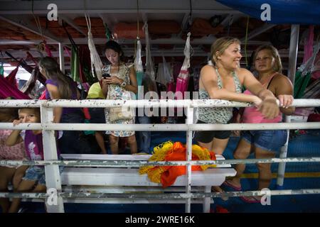 08/10/15 passagers à bord d'un ferry près de Santarém sur l'Amazonie, Brésil. Banque D'Images