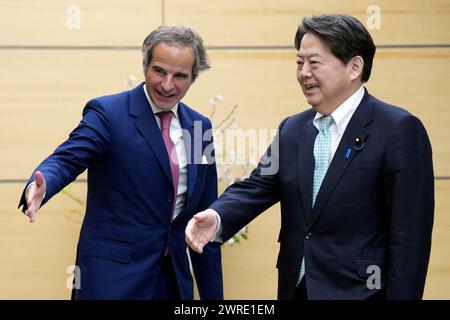 Tokyo, Japon. 12 mars 2024. Rafael Mariano Grossi, directeur général de l'Agence internationale de l'énergie atomique (à gauche), et Yoshimasa Hayashi, secrétaire en chef du Cabinet japonais, font un geste lors de leur réunion au bureau du premier ministre à Tokyo. Crédit : SOPA images Limited/Alamy Live News Banque D'Images