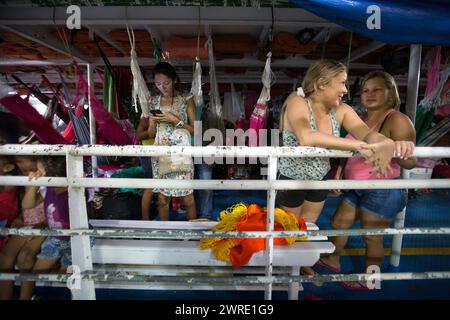 08/10/15 passagers à bord d'un ferry près de Santarém sur l'Amazonie, Brésil. Banque D'Images