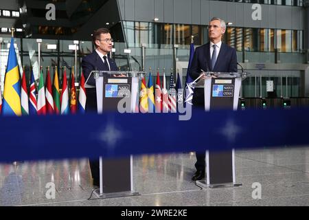 Bruxelles, Belgique. 11 mars 2024. Le premier ministre suédois Ulf Kristersson (G) s'adresse aux médias avant la cérémonie de levée du drapeau de l'adhésion de la Suède à l'Organisation du Traité de l'Atlantique Nord (OTAN) au siège de l'OTAN à Bruxelles, Belgique, le 11 mars 2024. Crédit : Zhao Dingzhe/Xinhua/Alamy Live News Banque D'Images