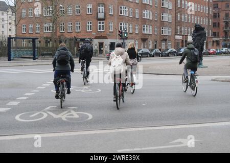 Copenhague, Danemark /12 Mach 2024/.piste cyclable pour cyclistes dans la capitale dan ish Copenhague. Photo.Francis Joseph Dean/Dean Pictures Banque D'Images