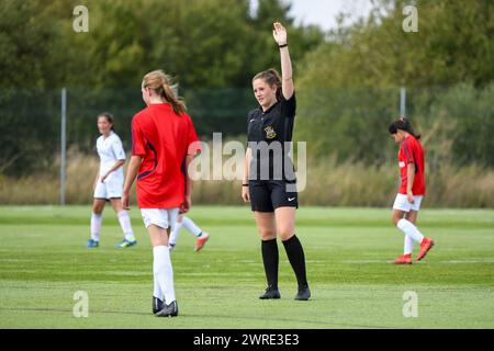 Hatfield, Angleterre. 28 août 2019. Une jeune arbitre lors de l'amical entre Arsenal Women FC Development Under 14 et Swansea City Girls Development Under 14 à l'Université du Hertfordshire Sports Village à Hatfield, Angleterre, Royaume-Uni le 28 août 2019. Crédit : Duncan Thomas/Majestic Media. Banque D'Images