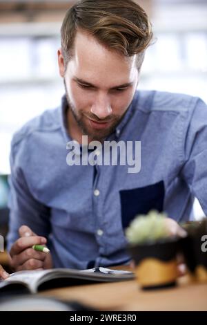 Homme d'affaires, magazine et planification de projet créatif dans le bureau pour le brainstorming des tendances de démarrage, la recherche ou la conception. Personne masculine, stylo et bureau pour l'art. Banque D'Images