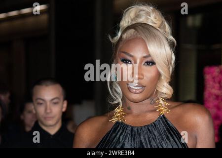 La photo du dossier datée du 29 février 2024 montre Aya Nakamura assiste au salon Schiaparelli automne/hiver 2024-2025 dans le cadre de la semaine de la mode à Paris, en France. L'une des plus grandes stars françaises de la musique, Aya Nakamura, a riposté contre des groupes d'extrême droite en colère après une suggestion qu'elle pourrait chanter devant 300 000 personnes lors de la cérémonie d'ouverture des Jeux Olympiques de Paris, en leur disant : « vous pouvez être raciste mais pas sourd. » Selon les médias locaux, la chanteuse franco-malienne avait discuté de la possibilité d'interpréter une chanson de l'icône du XXe siècle Édith Piaf lorsqu'elle a rencontré le président français, Emmanuel Macron Banque D'Images