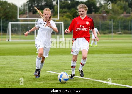 Hatfield, Angleterre. 28 août 2019. Kelsey Thomas de Swansea City en action lors de l'amical entre Arsenal Women FC Development Under 16 et Swansea City Girls Development Under 16 à l'Université du Hertfordshire Sports Village à Hatfield, Angleterre, Royaume-Uni le 28 août 2019. Crédit : Duncan Thomas/Majestic Media. Banque D'Images