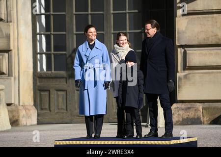 Stockholm, Suède. 12 mars 2024. La princesse Victoria, la princesse Estelle, le prince Oscar et le prince Daniel célèbrent la fête du nom de Victoria dans la cour intérieure du Palais Royal de Stockholm, Suède, le 12 mars 2024. Photo : Fredrik Sandberg/TT/Code 10080 crédit : TT News Agency/Alamy Live News Banque D'Images