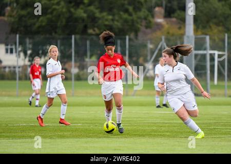 Hatfield, Angleterre. 28 août 2019. Lenna Gunning-Williams d'Arsenal sur le ballon lors de l'amical entre Arsenal Women FC Development Under 16 et Swansea City Girls Development Under 16 au University of Hertfordshire Sports Village à Hatfield, Angleterre, Royaume-Uni le 28 août 2019. Crédit : Duncan Thomas/Majestic Media. Banque D'Images