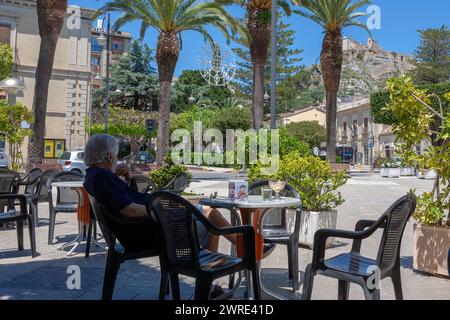 Détente sur la Piazza San Vittorio un après-midi de printemps : Roccella Ionica, Calabre, Italie du Sud Banque D'Images