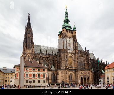 L'immense cathédrale St Vitus avec ses deux tours à l'intérieur du château de Prague, à prague, république tchèque. Banque D'Images