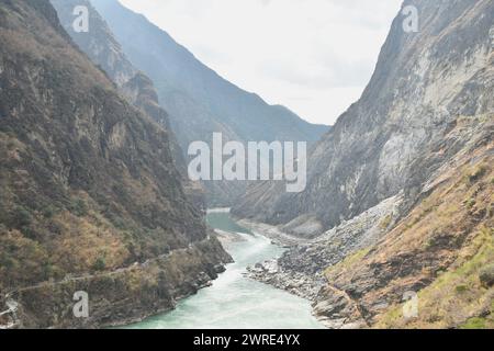 rivière coulant de la montagne de Tiger Leaping gorge lieu de voyage en Chine Banque D'Images