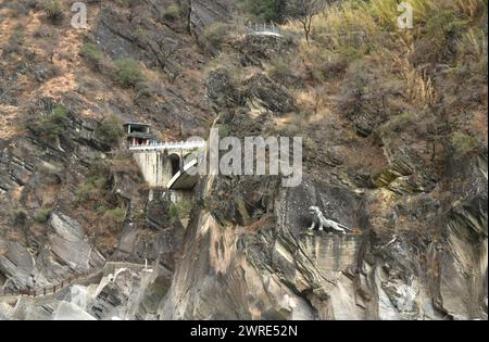 rivière coulant de la montagne de Tiger Leaping gorge lieu de voyage en Chine Banque D'Images