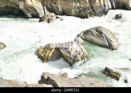 rivière coulant de la montagne de Tiger Leaping gorge lieu de voyage en Chine Banque D'Images