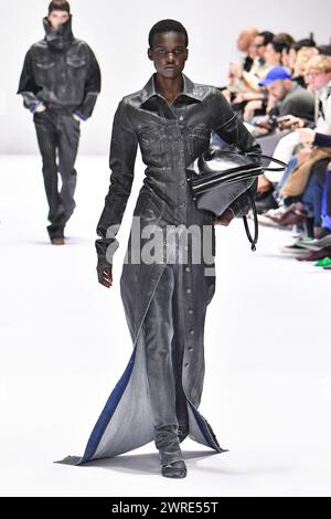 Un mannequin marche sur la piste du défilé Acne lors du défilé de mode collections automne hiver 2024 à la Fashion week de Paris à Paris le 28 2024 février. (Photo de Jonas Gustavsson/Sipa USA) Banque D'Images