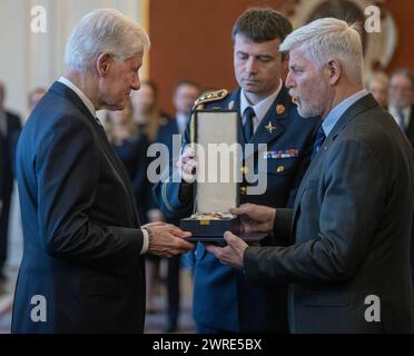 Prague, République tchèque. 12 mars 2024. Le président tchèque Petr Pavel (à droite) décerne une décoration d'État à l'ancien président américain Bill Clinton (à gauche) à Prague, en République tchèque, le 12 mars 2024. Crédit : Michaela Rihova/CTK photo/Alamy Live News Banque D'Images